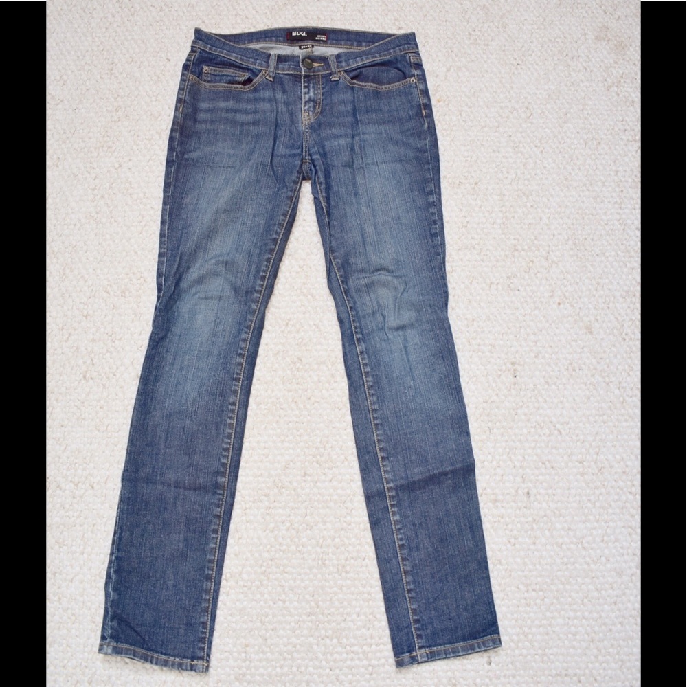 Skinny mid rise jean.